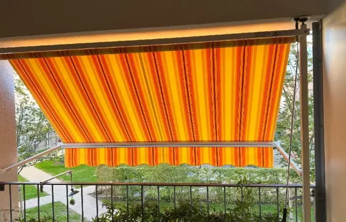 sonnenschutz terrassenüberdachung wind und sonnenschutz terrasse sowero pergolamarkise in orange und gelb