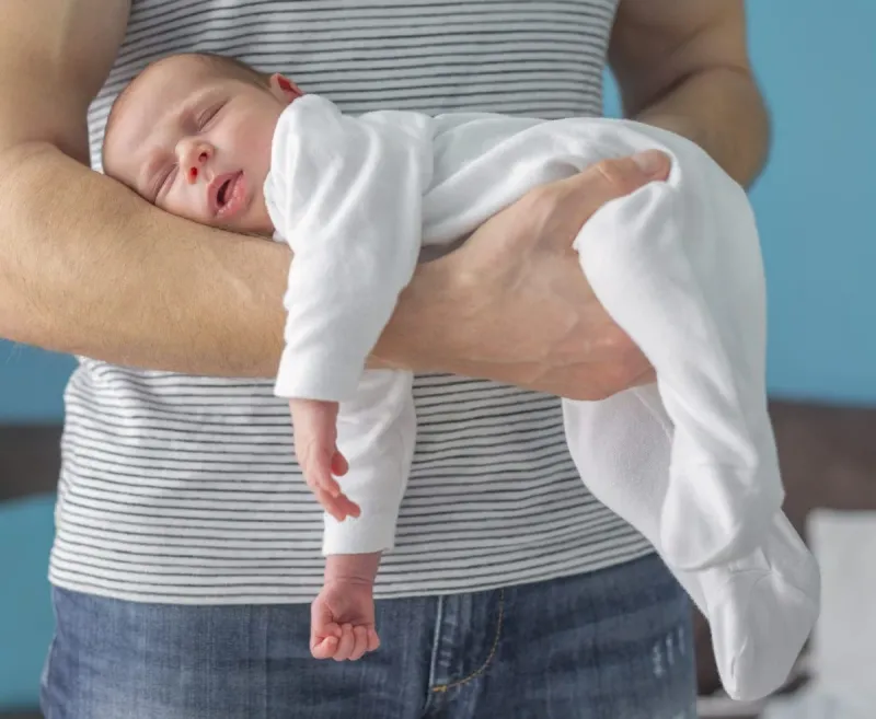wie baby richtig halten bei koliken diese position hilft