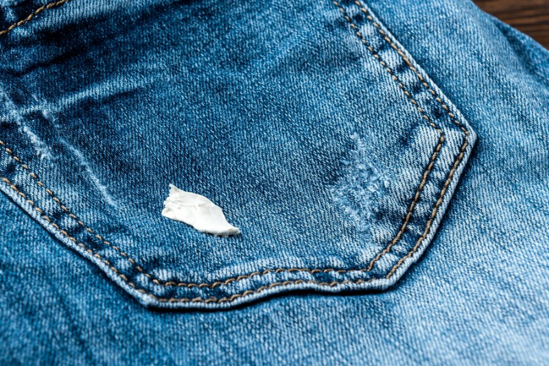 wie kaugummi aus kleidung entfernen gummi auf jeans wegbekommen