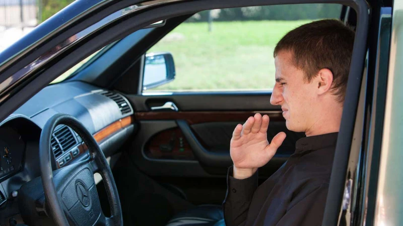 Rauchgeruch aus dem Auto entfernen: Was hilft? 2024