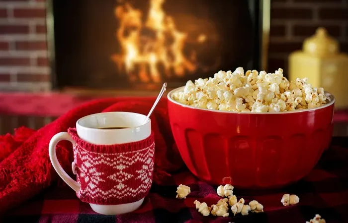 advent aktivitäten ideen weihnachtsfilm marathon popcorn heiße schokolade