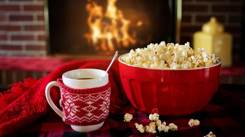 advent aktivitäten ideen weihnachtsfilm marathon popcorn heiße schokolade