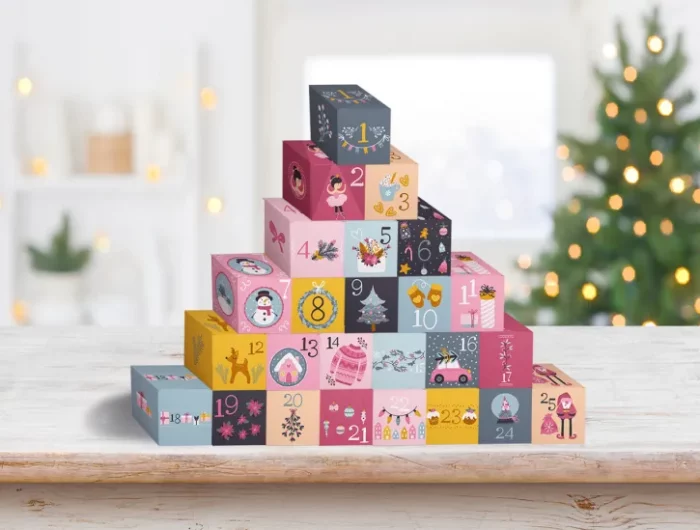 adventskalender für kinder papierboxen pyramide mit kleinen geschenken