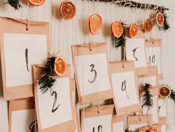 adventskalender hängend mit getrockneten orangenscheiben dekorieren
