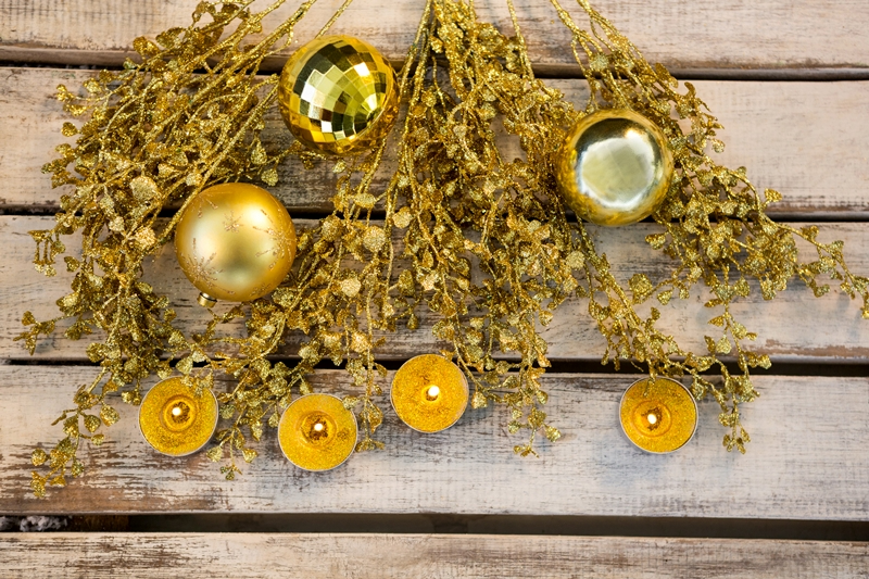 adventskranz in gold modern gestalten goldene weihnachtsdeko tisch