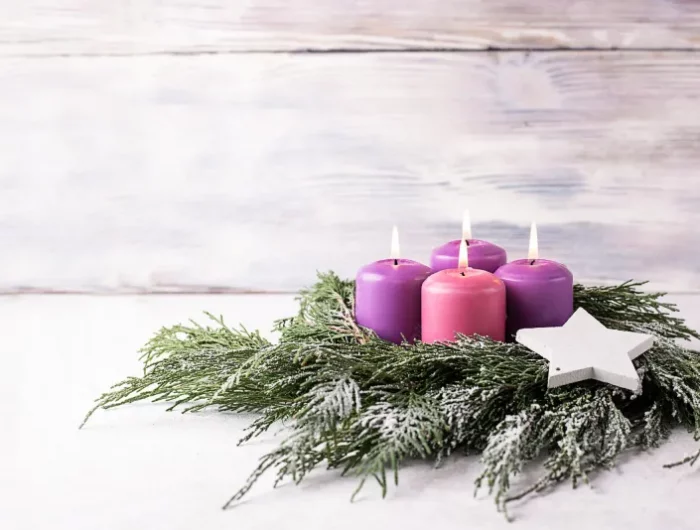 adventskranz traditionell drei violette kerzen eine rosa immergrüne zweige
