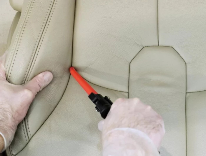 autositz reinigen ledersitz mit staubsauger sauber machen