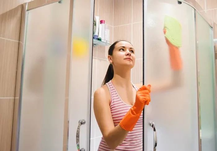 badezimmer tipps duschtuer stark verkalkt reinigen mit hausmitteln