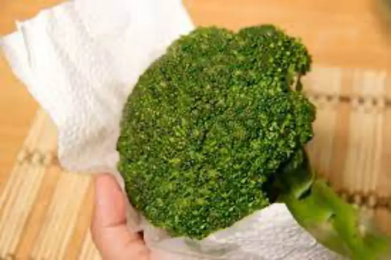 blumenkohl und brokkoli richtig lagern was muss man bei brokkoli beachten frischen brokkoli mit kuechentuch eintrocknen