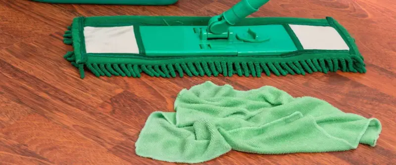 boden reinigen desinfizieren laminat kuechenboden mit wischmopp reinigen gruener wischmopp mikrofasertuch