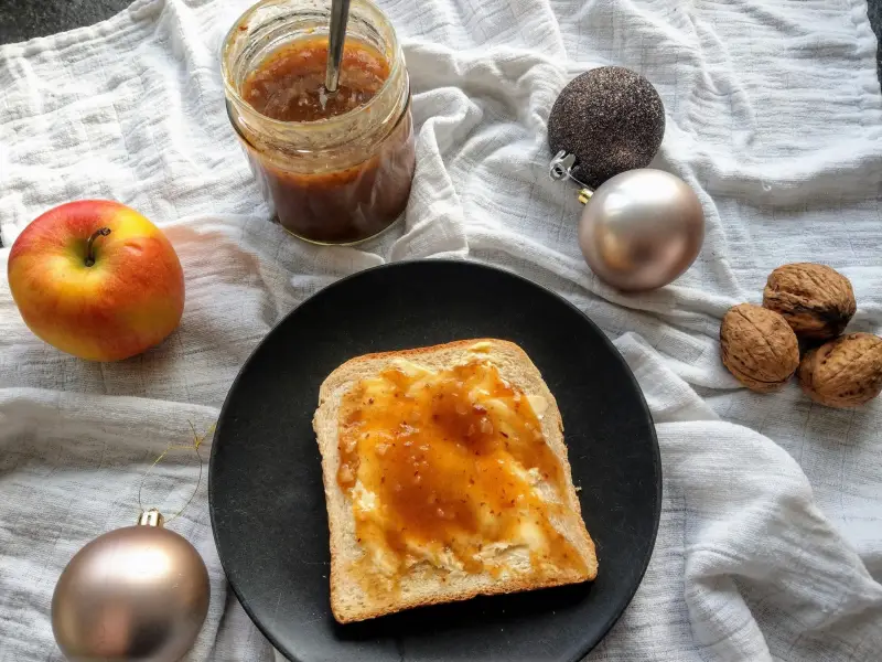 bratapfelmarmelade mit mandeln bratapfel marmelade rezept toast mit bratapfelmarmelade aufstrich