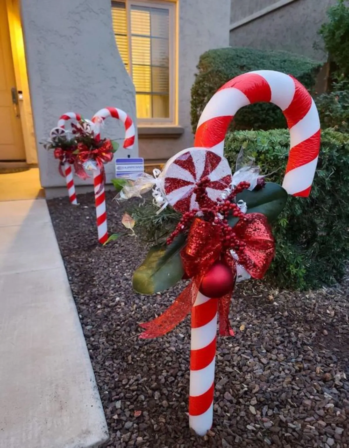 diy günstige weihnachtsdeko für draußen zuckerstangen aus poolnudeln