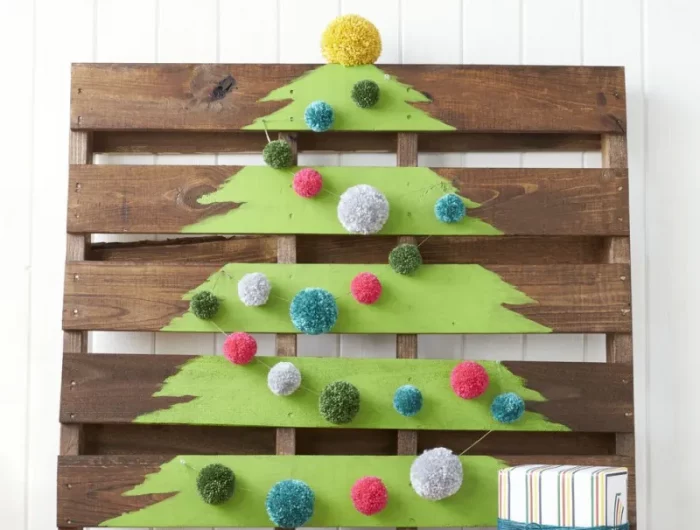diy weihnachtsdeko aus paletten tannenbaum malen mit bommeln schmücken