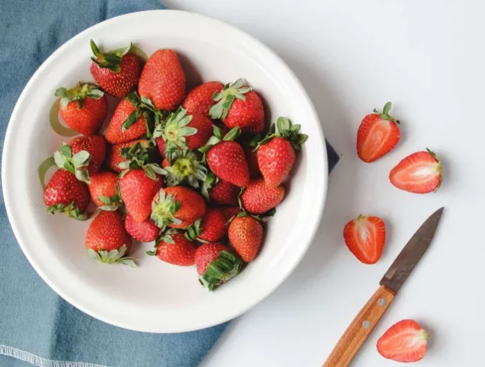 entzündungshemmende lebensmittel gegen rückenschmerzen erdbeeren