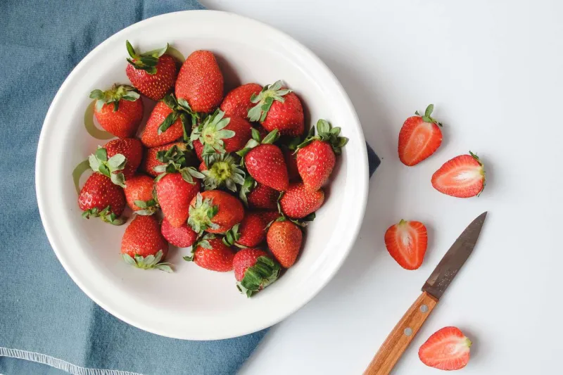 entzündungshemmende lebensmittel gegen rückenschmerzen erdbeeren