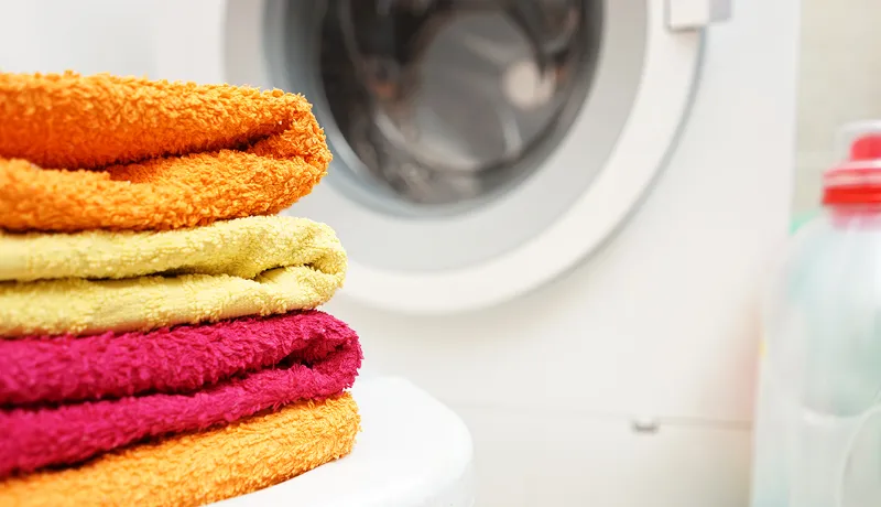 farbige handtuecher richtig waschen und trocknen