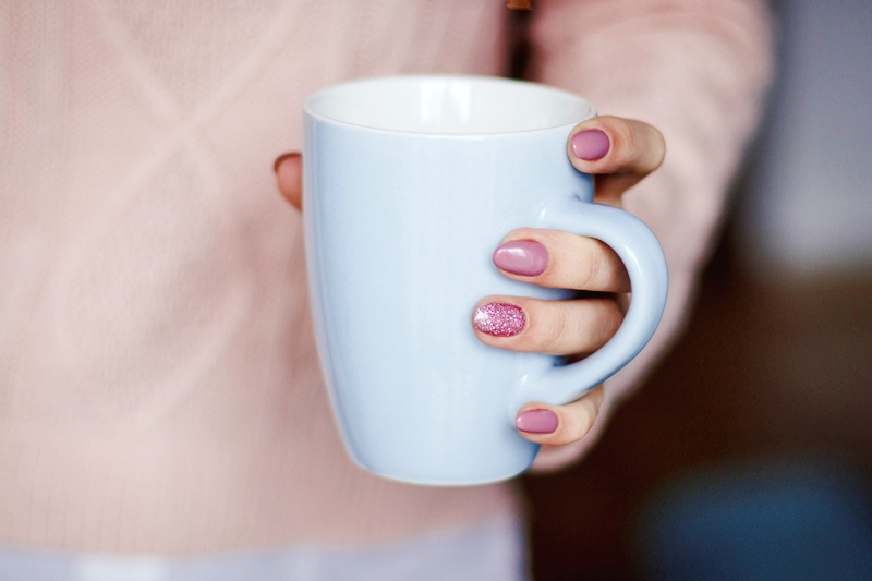 fingernaegel wachsen nicht hand tasse kaffeetasse rosa nagellack