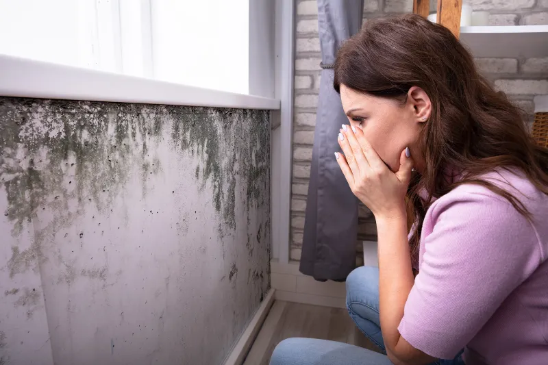 frau schockiert vom schimmel anblick in ihrem schlafzimmer