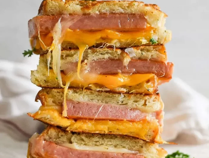 frühstück rezept sandwich mit speck und gegrilltem käse
