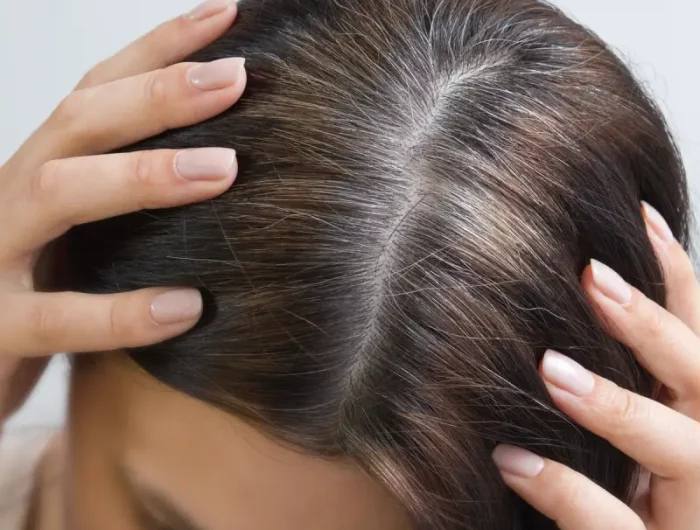 graue haare toenen shampoo graue haare ohne faerben abdecken frau zeigt graue haare im scheitel