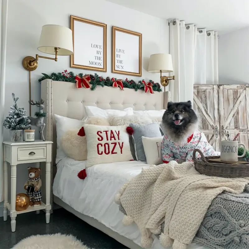 japandi stil weihnachtsdeko trendfarben weihnachten 2022 schlafzimmer weihnachtsdeko in weiss und gruen hund auf dem bett