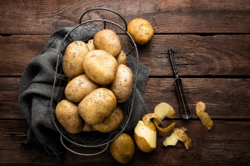 korb mit grossen und kleinen kartoffeln