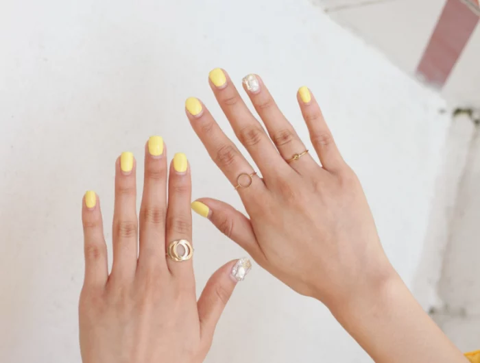 lange fingernaegel natur zwei hande frauenhaende manukuere in gelb