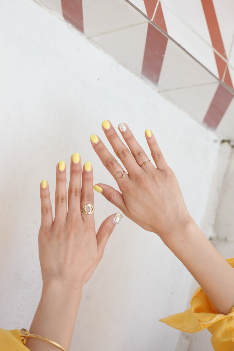 lange fingernaegel natur zwei hande frauenhaende manukuere in gelb