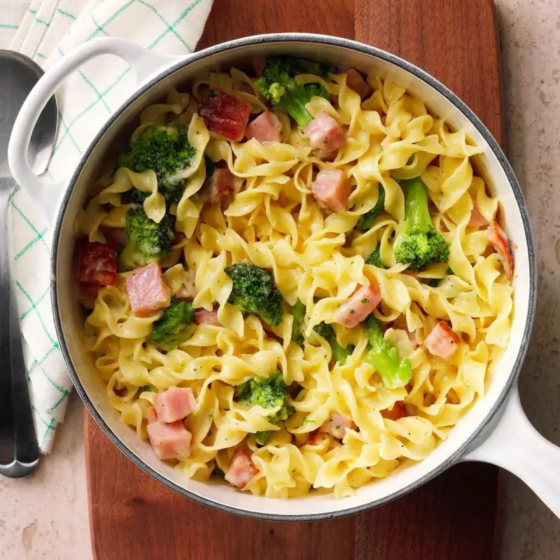 leichtes schnelles abendessen warm cremiger nudelauflauf mit pasta und schinken brokkoli
