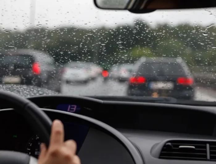 regeln die man beim autofahren bei starkem regen beachten muss