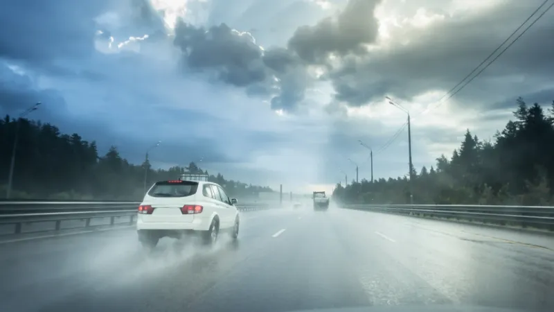 schlechtes wetter regeln autofahren bei regen tipps