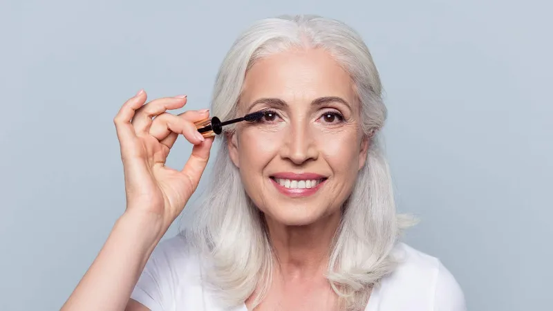 schminken ab 60 und wie sollte eine aeltere frau make up tragen