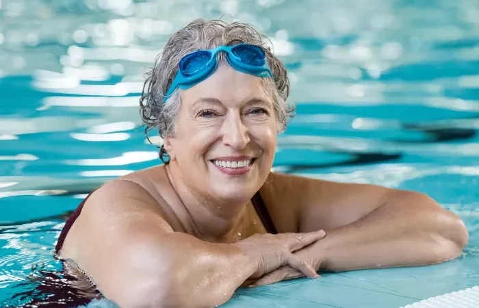 schwimmen fuer frauen ab 60 fuer gute gesundheit