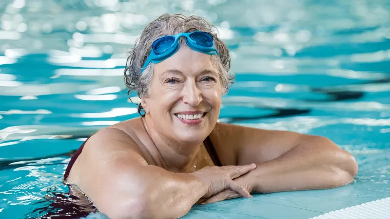 schwimmen fuer frauen ab 60 fuer gute gesundheit