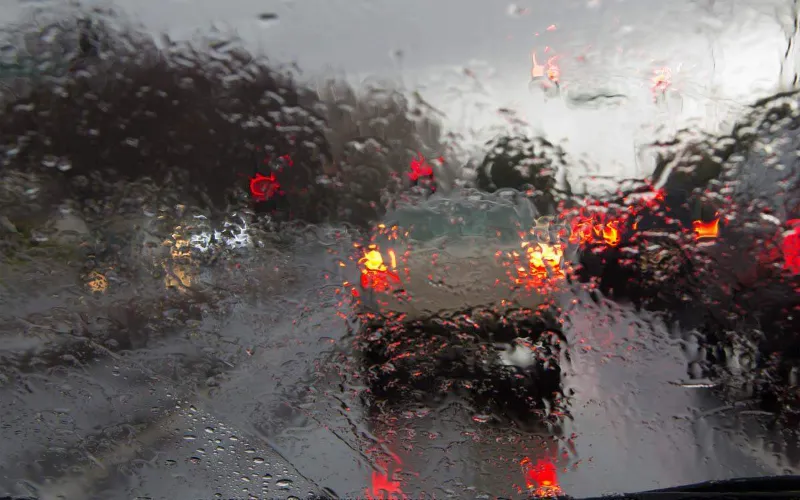 sicherheit bei regen auto fahren was beachten tipps