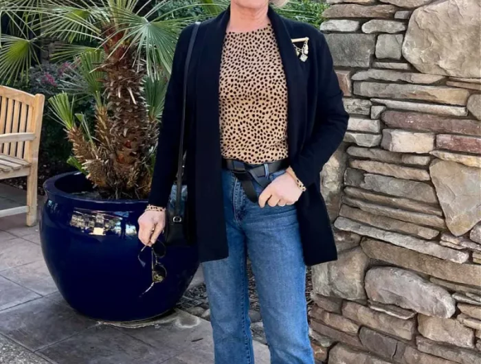 spoertlich elegante mode fuer frauen ab 60 wie ziehe ich mich mit 60 an aeltere frau mit geraden jeans dunkelblauem blazer leopard print bluze