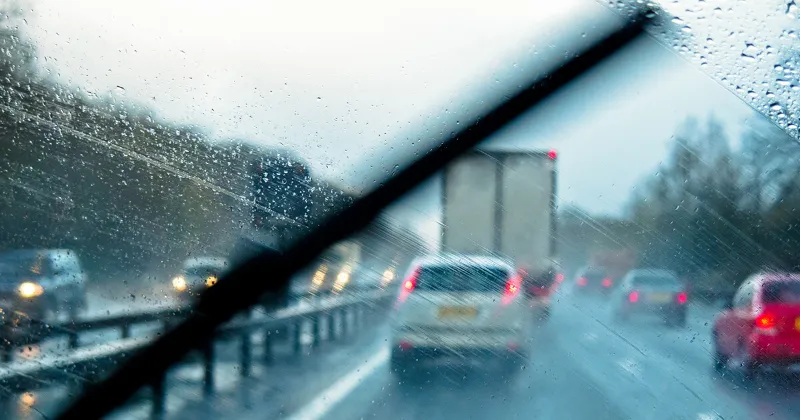 starker regen auto fahren was muss man beachten