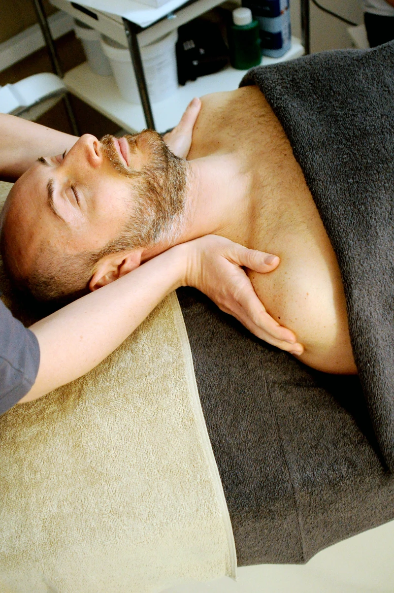steifen nacken loswerden dank massagen