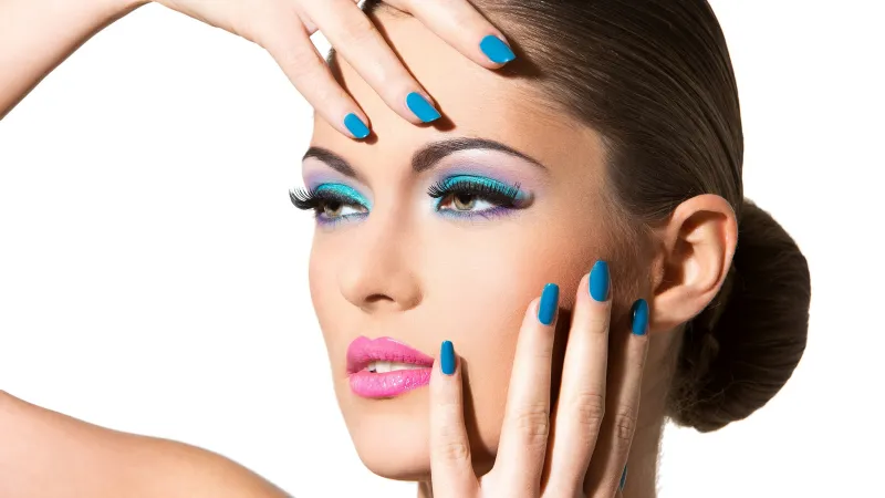 trend nagellack frau mit schoener manikuere