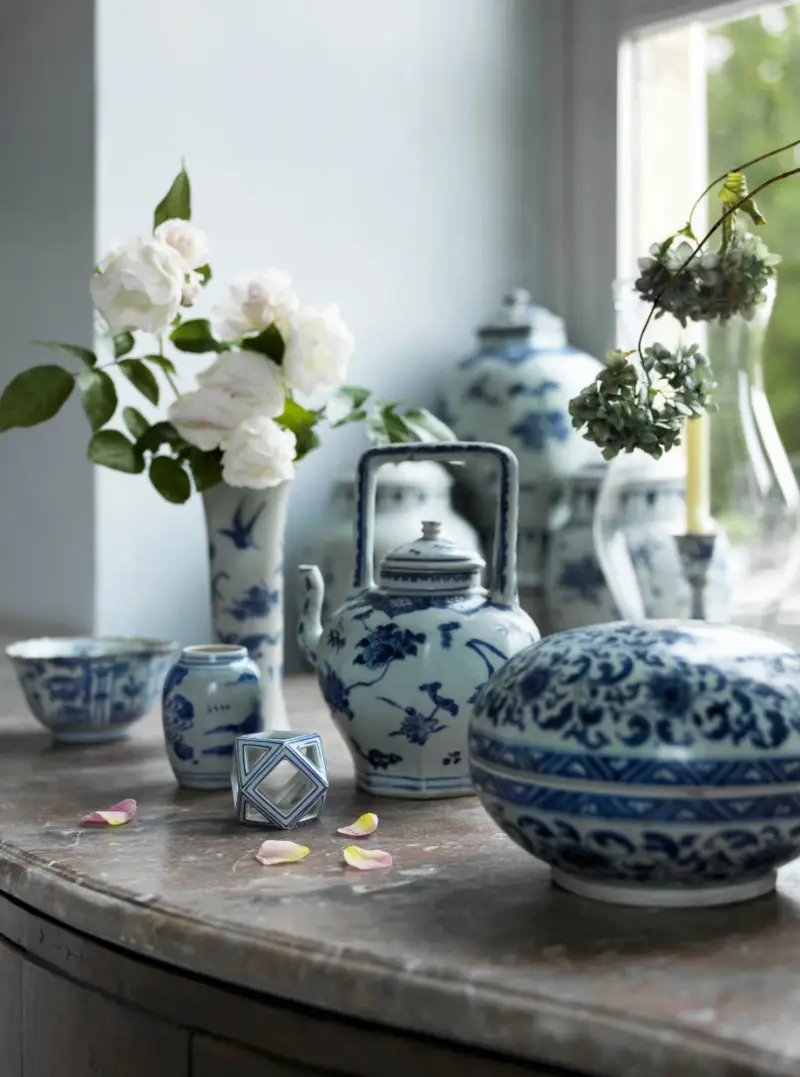 trend weihnachtsdeko 2022 weiß naturmaterialien ming stil dekoration porzellan geschirr in weiss und blau