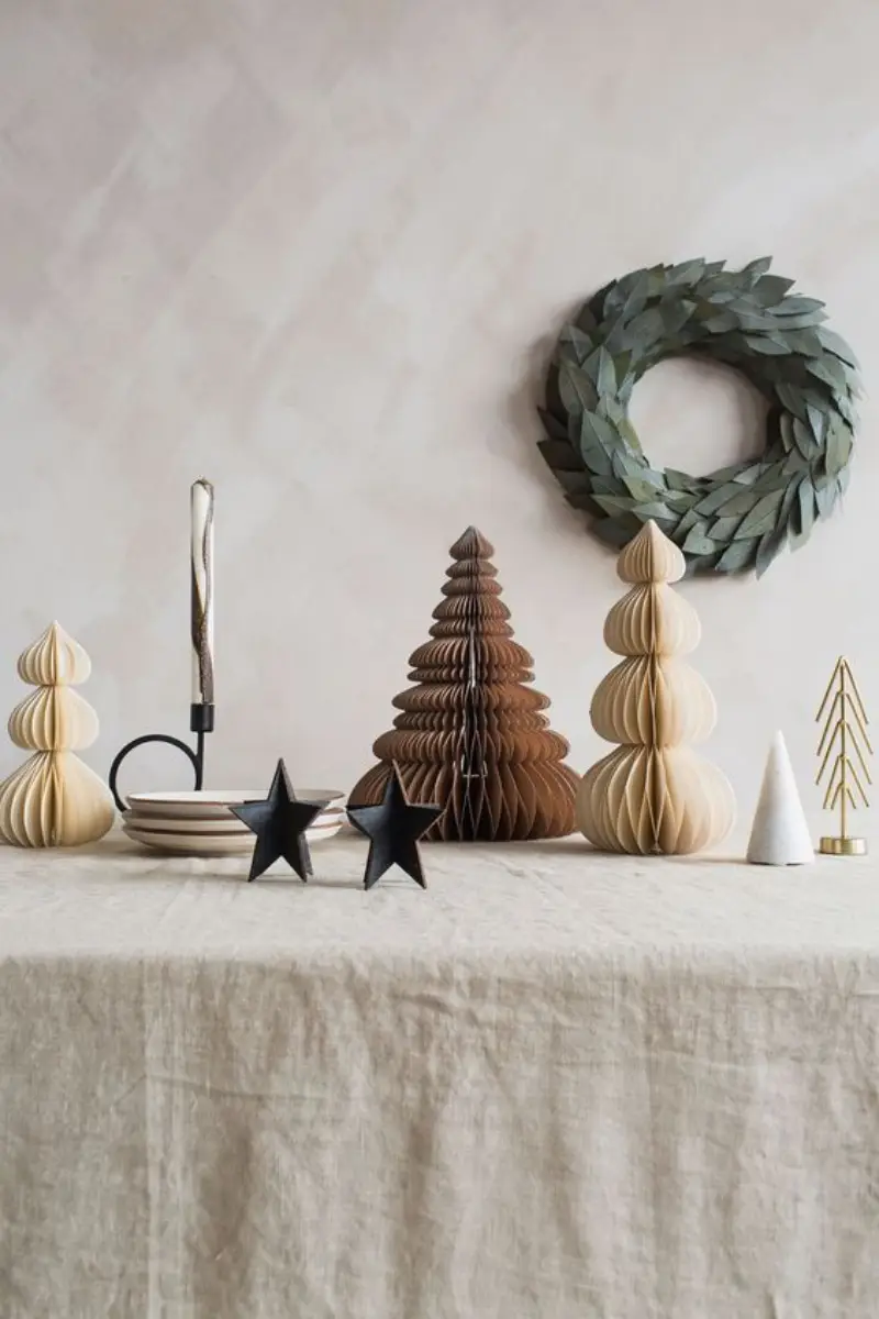 trend weihnachtsdeko weiß naturmaterialien japandi stil weihnachtsdeko papierfiguren baeume auf tisch