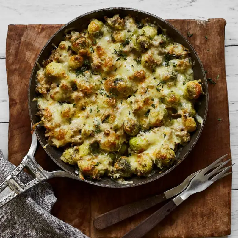 ueberbackener rosenkohl auflauf rosenkohl auflauf rezepte mit hackfleisch kaese gewuerze in pfanne