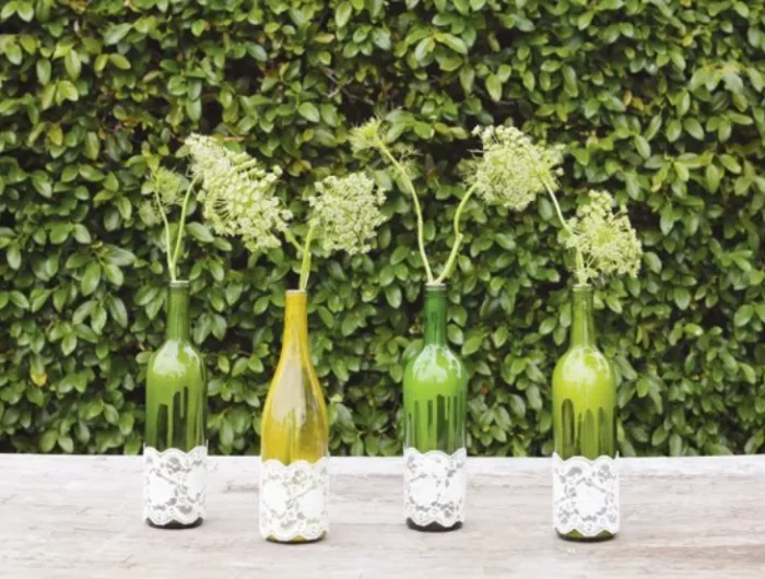 vasen selber machen aus glasflaschen mit spitze dekorieren