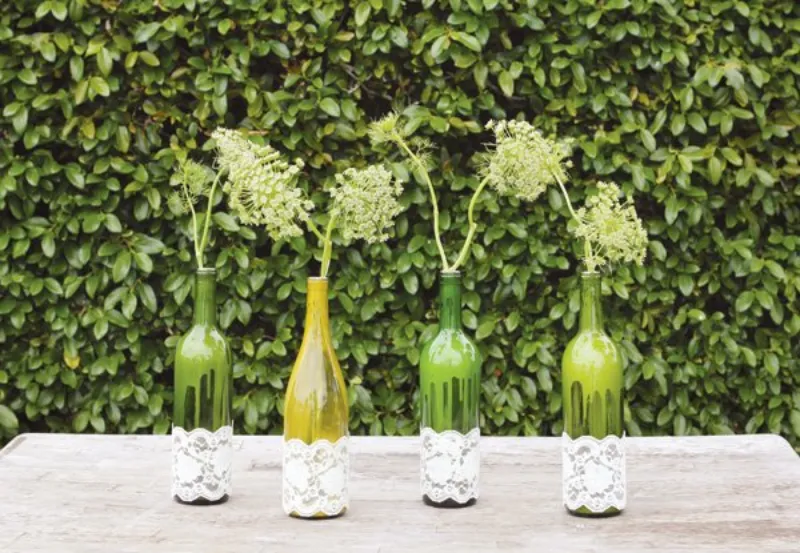 vasen selber machen aus glasflaschen mit spitze dekorieren
