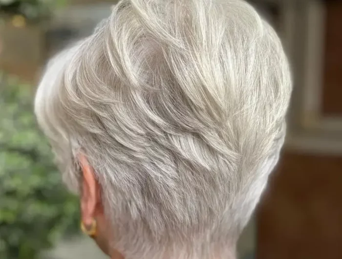 wann ist man zu alt fuеr lange haare long pixie cut fuer frauen ab 60 dame mit langem pixie graue haare