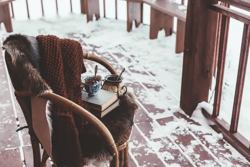 wann macht man die terrasse winterfest wie oft muss man die terrasse oelen holtstuhl schnee auf dem balkon