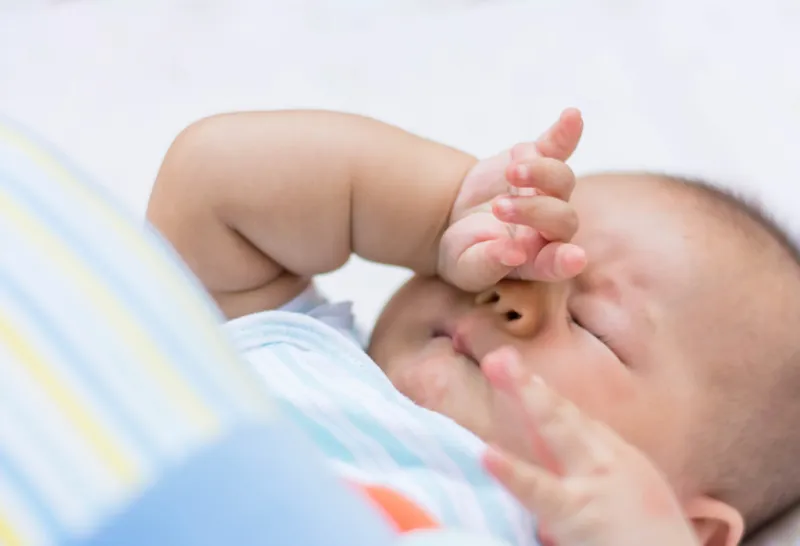 warum reiben babys sich die augen