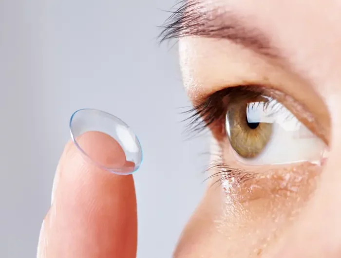was hilft gegen gerstenkorn rezeptfrei kontaktlinsen bei gerstenkorn tragen frau stellt kontaktlinse ein