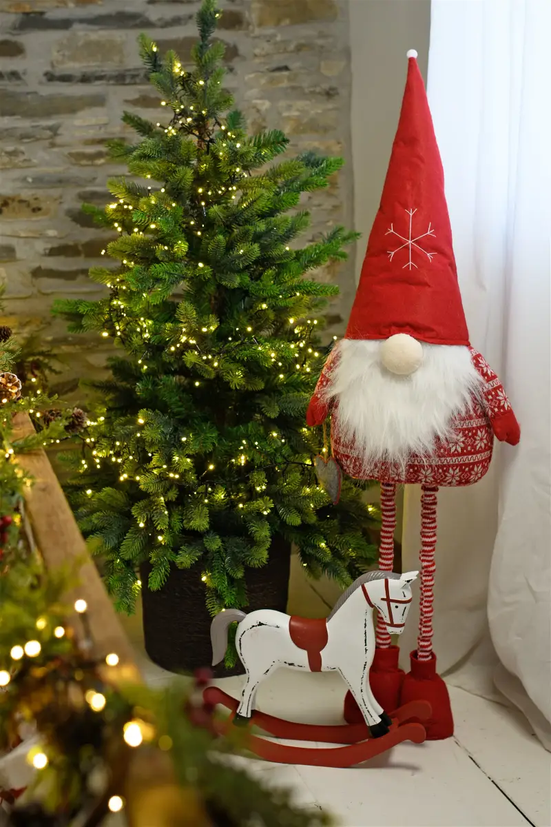 was sind die farben von weihnachten weihnachtsdeko trends 2022 gnome in rot und weiss weihnachtsbaum