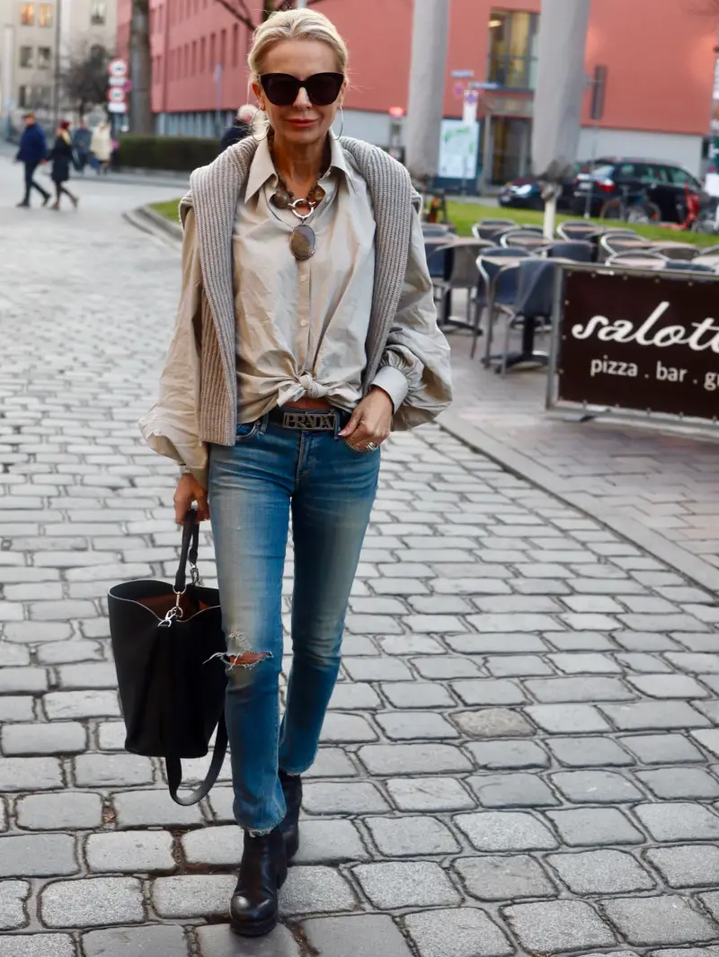 was traegt man 2022 nicht mehr herbstmode 2022 damen bilder frau in jeans mit abgerissenen elementen grau beige bluse und pulli